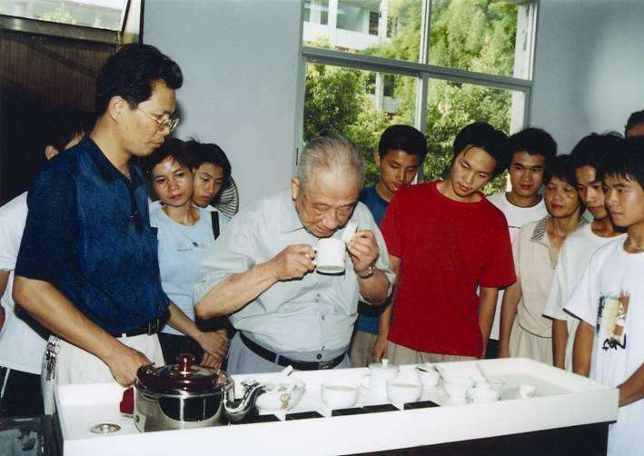 树立规范评茶方法，促进茶叶产制工艺的技术革命